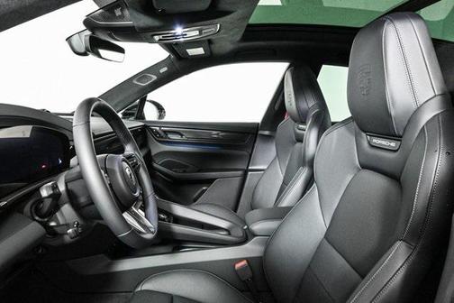 2025 Porsche Macan Turbo