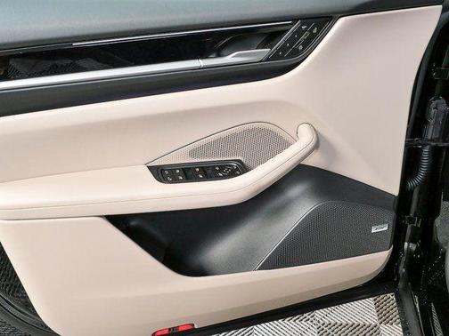 2026 Porsche Macan RWD