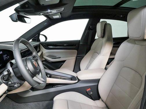 2026 Porsche Macan RWD