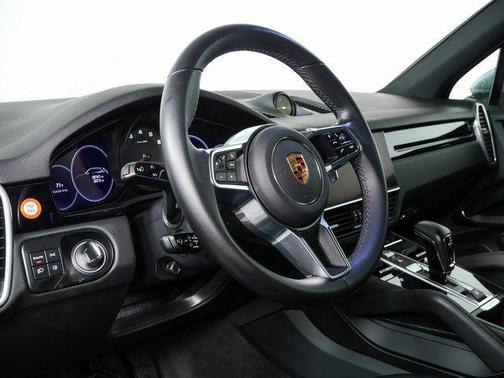 Dolomite Silver Metallic 2023 Porsche Cayenne Cayenne
