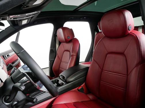 2023 Porsche Cayenne Platinum Edition