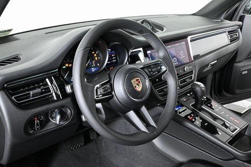2025 Porsche Macan AWD