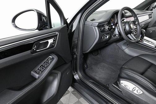 2025 Porsche Macan AWD