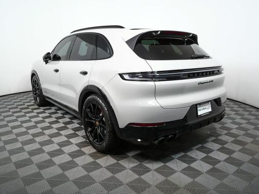2025 Porsche Cayenne GTS