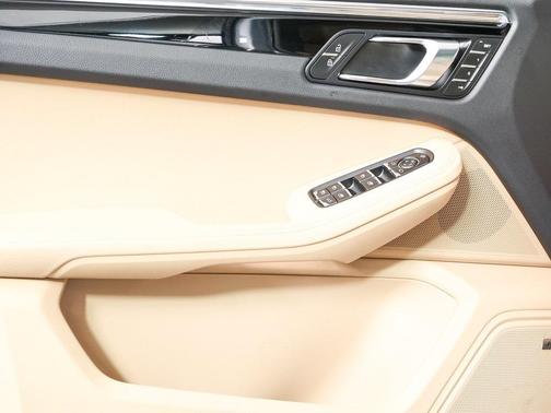 2025 Porsche Macan AWD