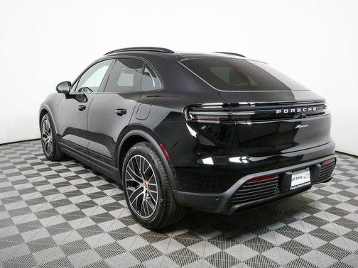 2026 Porsche Macan RWD