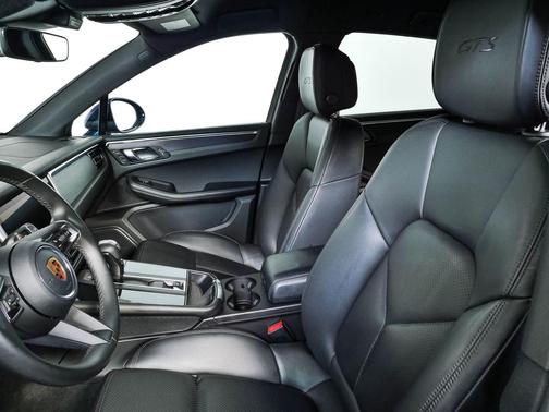 Gentian Blue Metallic 2022 Porsche Macan Macan GTS