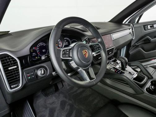 Dolomite Silver Metallic 2023 Porsche Cayenne Cayenne