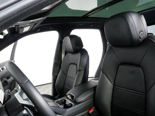 2023 Porsche Cayenne Platinum Edition