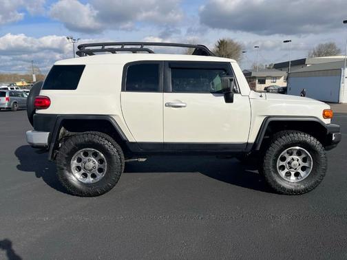 Photo 2 of 30 of 2011 Toyota FJ Cruiser Base