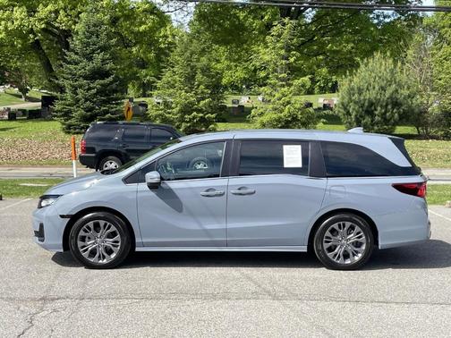 Sonic Gray Pearl 2025 Honda Odyssey Touring