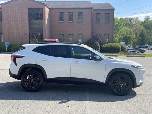 Summit White 2024 Chevrolet Trax ACTIV