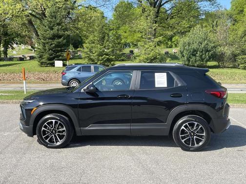 Mosaic Black 2025 Chevrolet Trailblazer LT