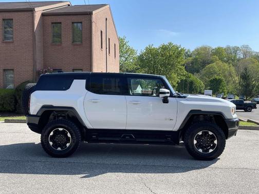 White 2024 GMC HUMMER EV SUV 3X