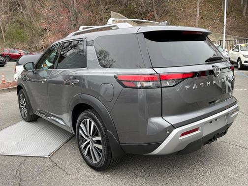 2022 Nissan Pathfinder Platinum