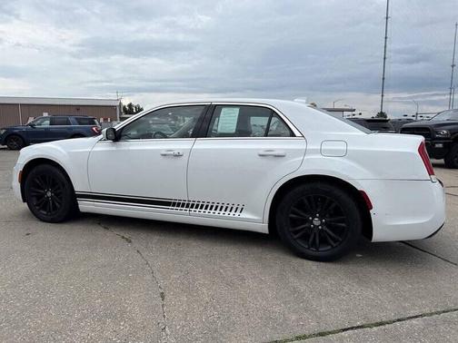 2016 Chrysler 300 Limited