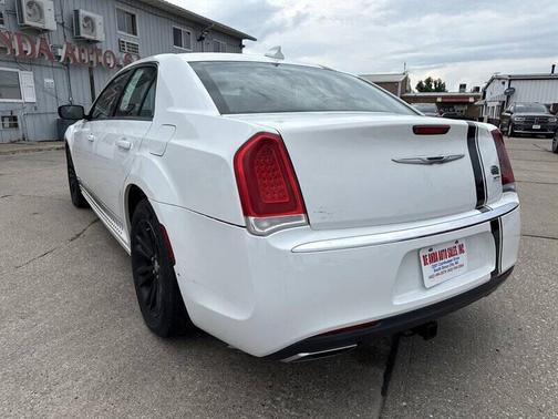 2016 Chrysler 300 Limited