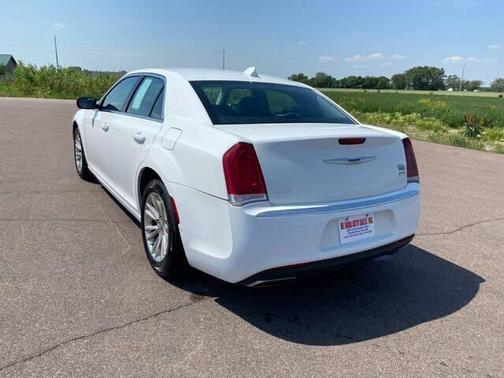 2016 Chrysler 300 Limited