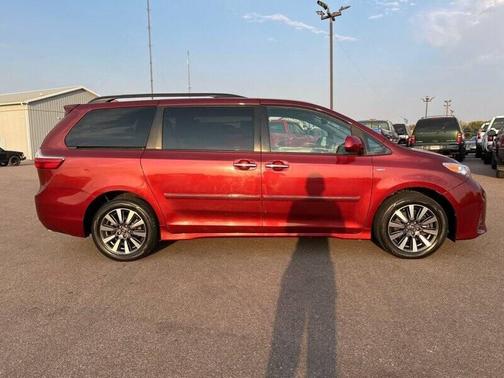 2020 Toyota Sienna XLE