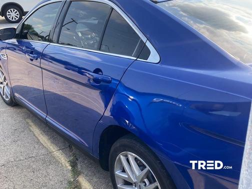 Photo 5 of 13 of 2015 Ford Taurus SEL