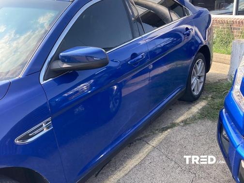 Photo 4 of 13 of 2015 Ford Taurus SEL