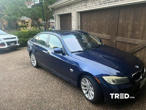 Photo 4 of 12 of 2011 BMW 328 i xDrive