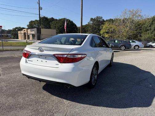 Super White 2016 Toyota Camry SE