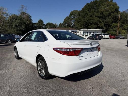 Super White 2016 Toyota Camry SE
