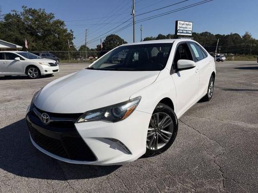 Super White 2016 Toyota Camry SE