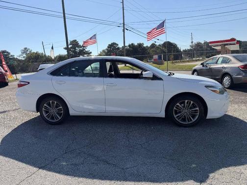 Super White 2016 Toyota Camry SE
