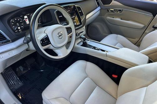2022 Volvo XC90 T5 Momentum