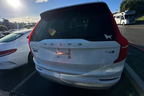 2022 Volvo XC90 T5 Momentum