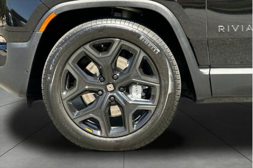 2025 Rivian R1S Adventure
