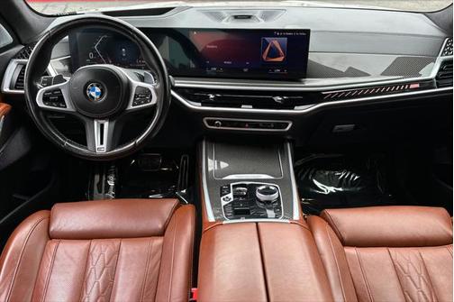 2023 BMW X7 M60i
