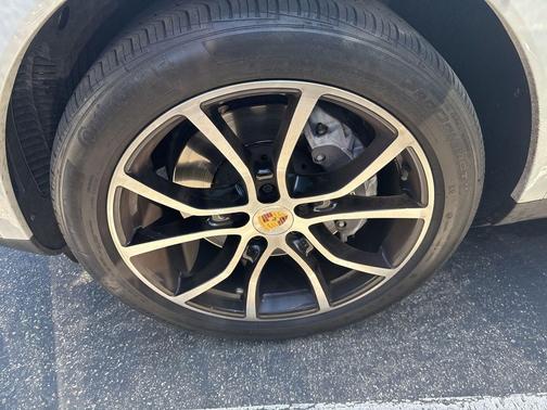Chalk 2023 Porsche Cayenne Platinum Edition