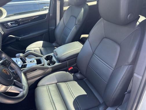 Chalk 2023 Porsche Cayenne Platinum Edition