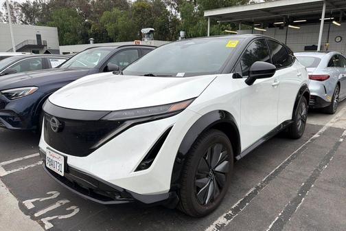 Everest White Pearl Tricoat/Black Diamond Pearl 2023 Nissan ARIYA ENGAGE