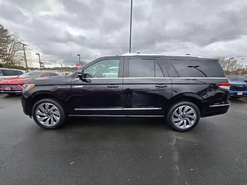 Infinite Black Metallic Clearcoat 2024 Lincoln Navigator Reserve