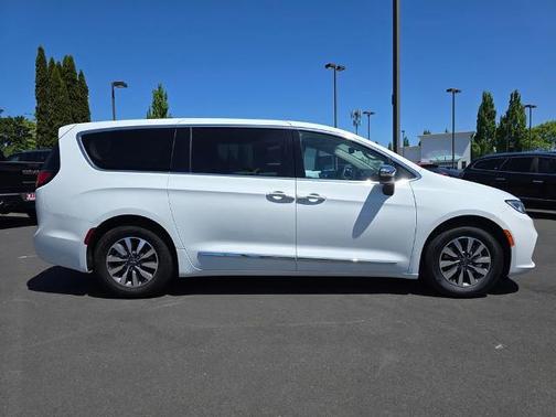 Bright White Clearcoat 2023 Chrysler Pacifica Hybrid Limited