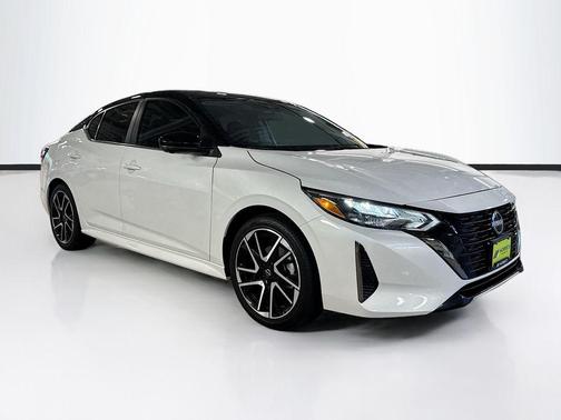Aspen White Tricoat/Super Black 2025 Nissan Sentra SR