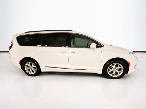 Bright White Clearcoat 2017 Chrysler Pacifica Touring-L