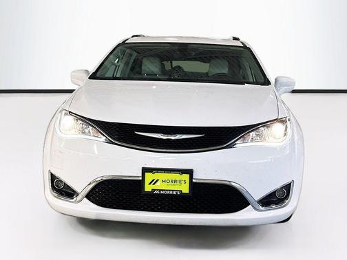 Bright White Clearcoat 2017 Chrysler Pacifica Touring-L
