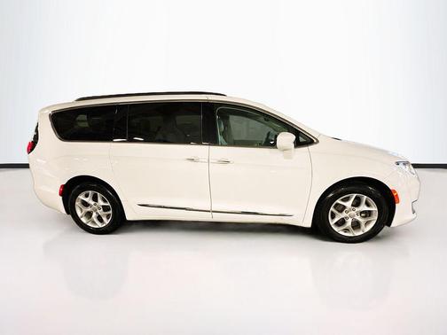 Bright White Clearcoat 2017 Chrysler Pacifica Touring-L