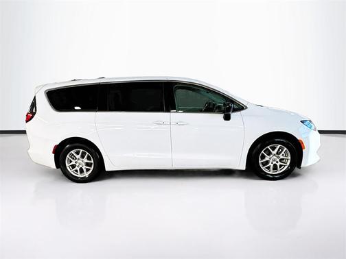 2024 Chrysler Voyager LX