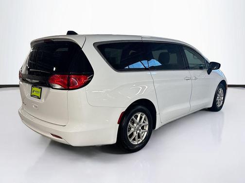 2024 Chrysler Voyager LX