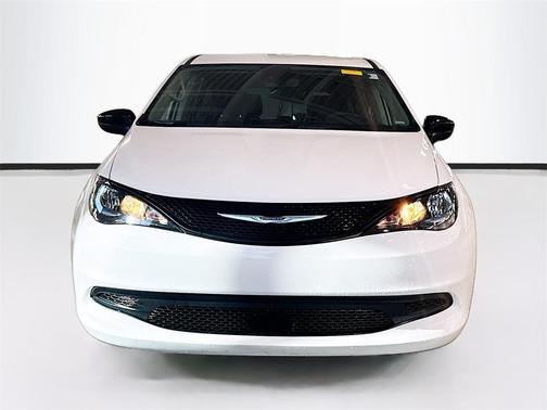 2024 Chrysler Voyager LX