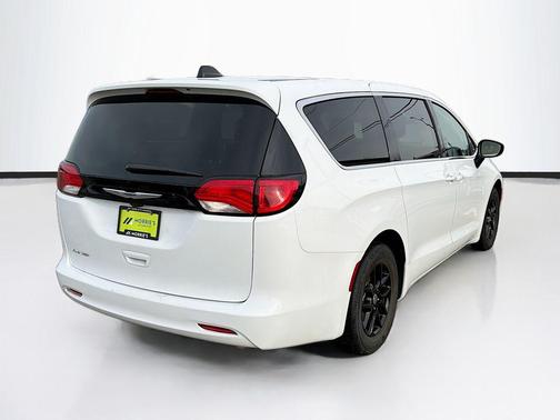 2024 Chrysler Voyager LX