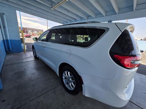 Bright White Clearcoat 2021 Chrysler Pacifica Touring L