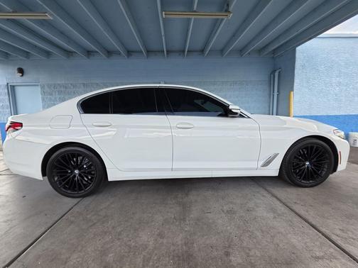 Alpine White 2022 BMW 530 i