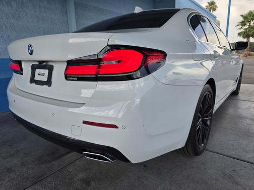 Alpine White 2022 BMW 530 i